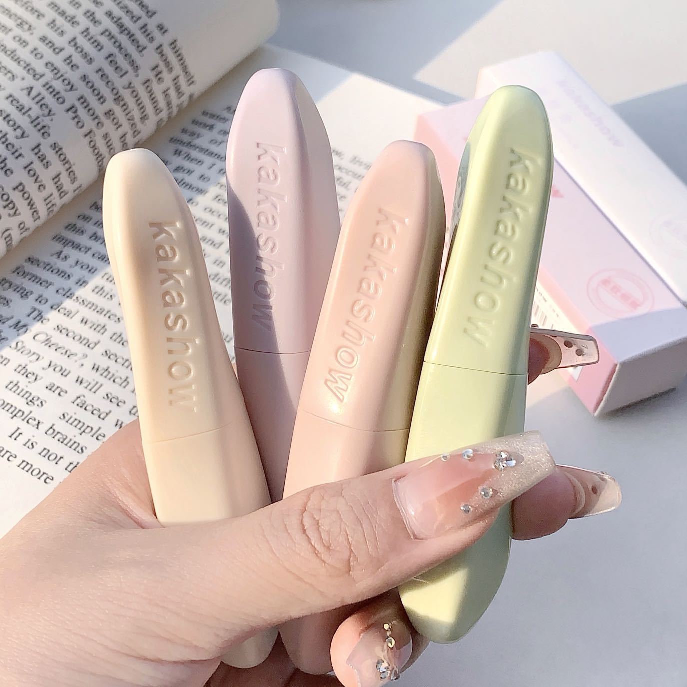 kakashow Lip balm moisturizes, hydrates and hydrates, prevents dryness and cracking, and reduces lip lines. It is a colorless lip balm for lip base undefined