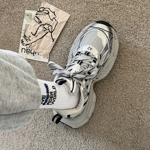 �yɫ��������ϵ�Ь�д���2024С��ins�¿����H���e�\��Ь