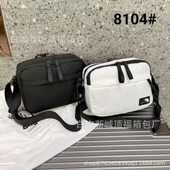 新型の日系シンプルなシングル肩の斜めの北にまたがって、男女の同じタイプの街頭のファッションの純色のアルファベットのカジュアルな小さい方の包みを包みます。