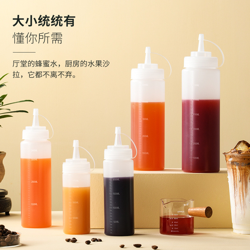 サラダソースはプラスチックの小さい壺を搾ることができます。