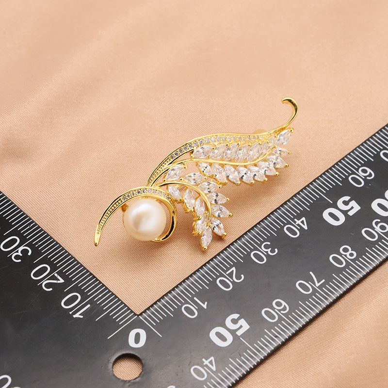 Exquisito broche de perlas naturales espigas de trigo diamante pin anti-luz ramillete atmósfera simple Joker hembra
