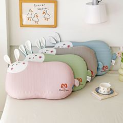 夏の猫の腹の枕は頚椎を保護します。