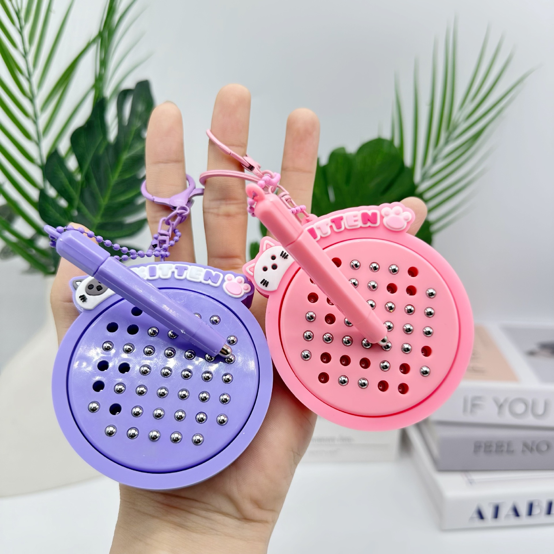 Divertido y divertido tablero de dibujo de bola de acero magnético, colgante de mochila, llavero, descompresión, juguete pequeño creativo, regalo para niños y estudiantes