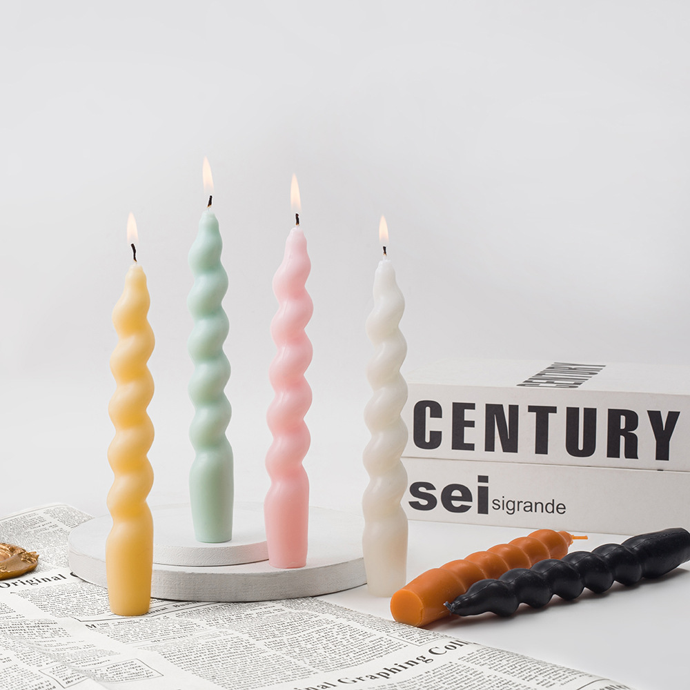 Färgglada vridna ljus för romantiska middagar_voghion.com