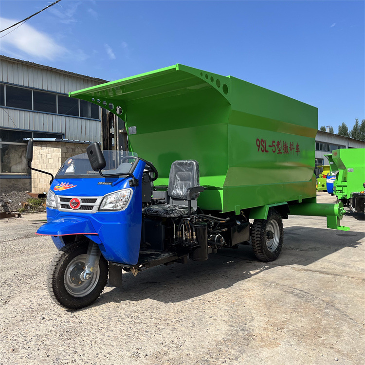 3方电动撒料车牛羊场喂料车养殖饲料投喂车混合全日粮投料机