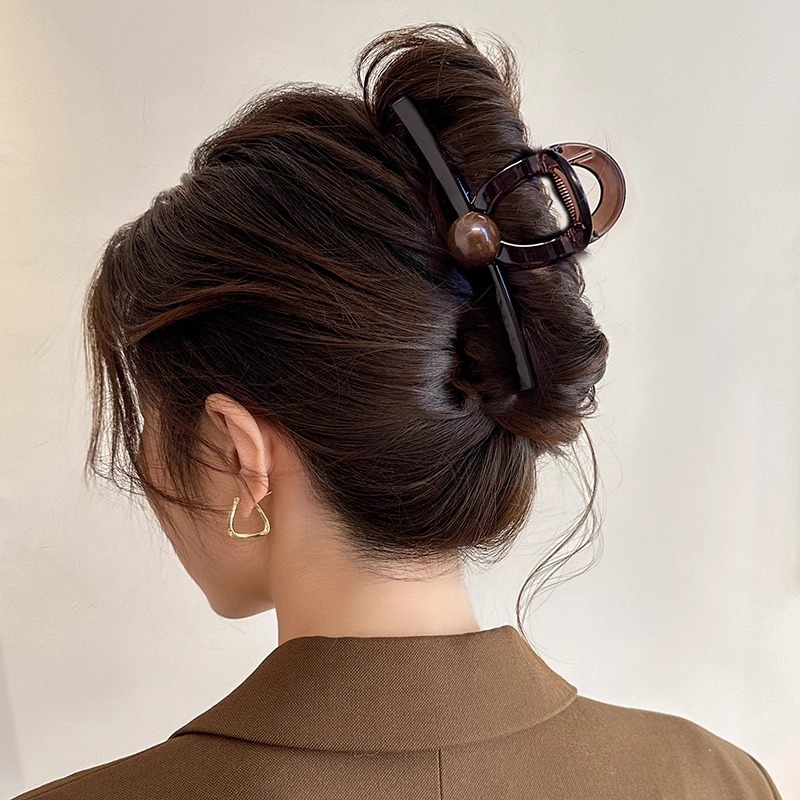 Un sentimiento de alta calidad de tamaño super grande clip de tiburón para el cabello más clip de cabello para mujeres 2025 nueva cabeza posterior retró perlas agarrar clip de cabello