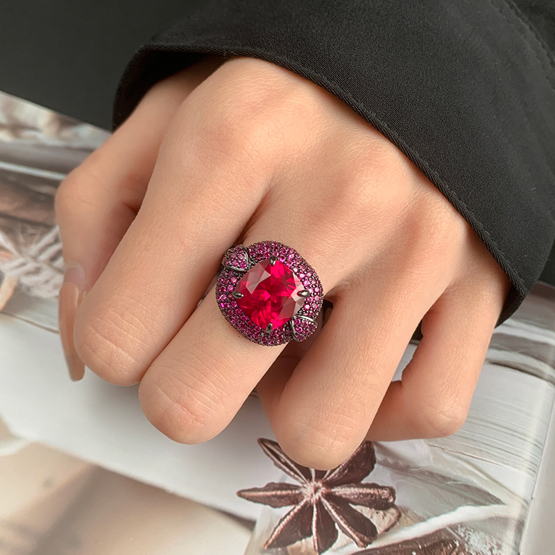 2024 nueva joyería Zhuang Shengsheng fondo de cobre chapado en oro simulación corindón cuadrado gordo oro negro personalidad anillo femenino 10*10