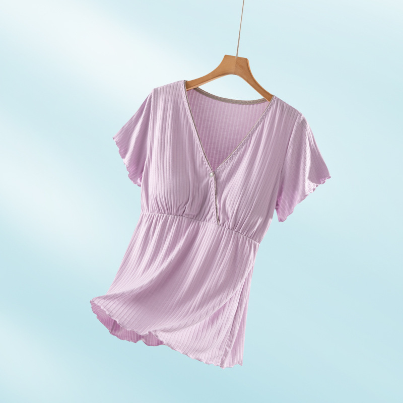 가슴 패드가 있는 보라색