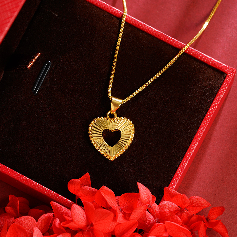 Vietnam oro lujoso ligero amor hueco colgante no se desvanecerá durante mucho tiempo suministros de accesorios de alta calidad de verano