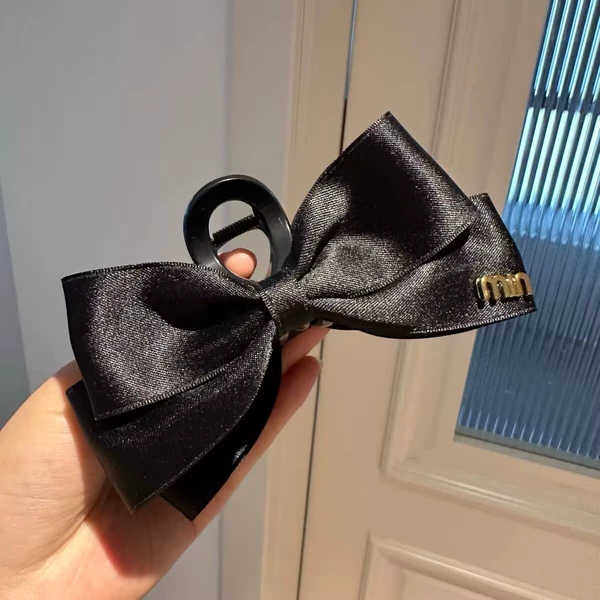 Crab pin with bow