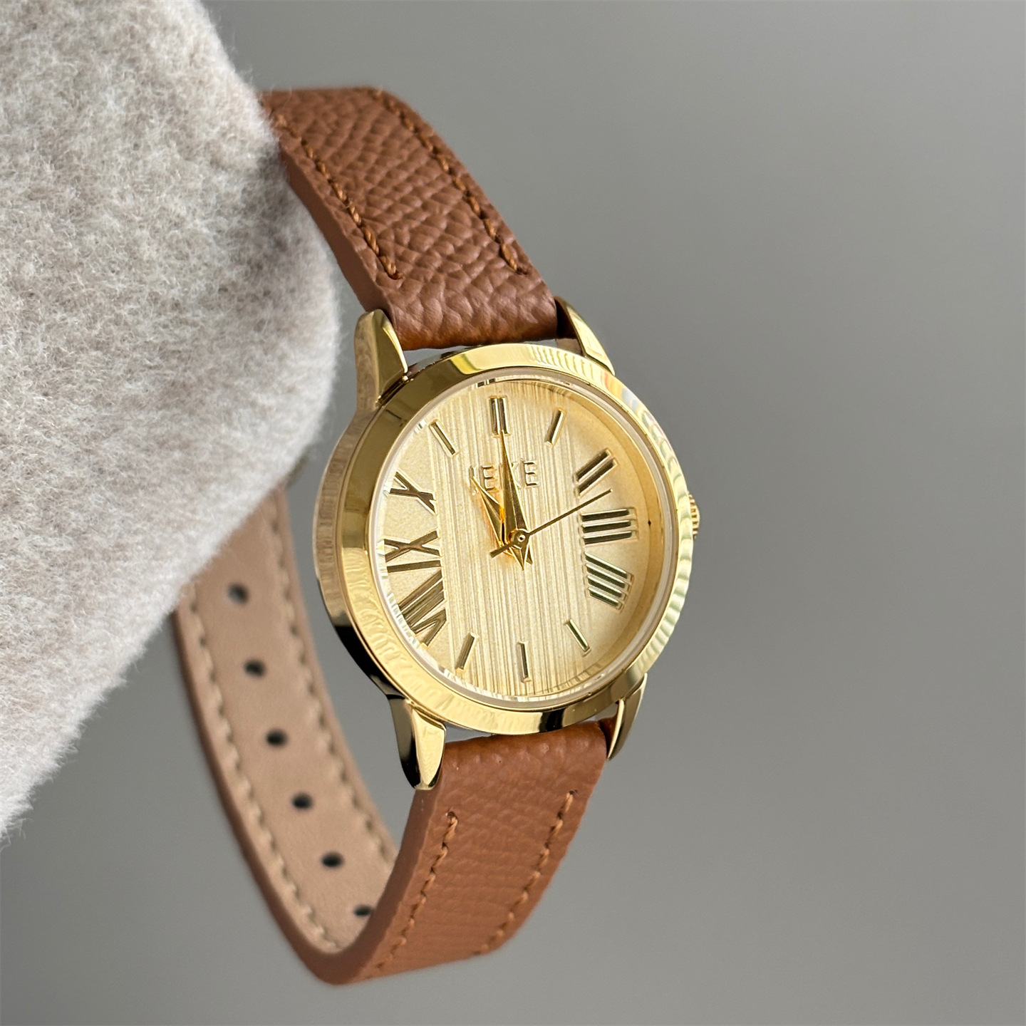 IEKE新款小众设计圆形罗马竖纹罗马刻度手表女复古风气质棕色皮带