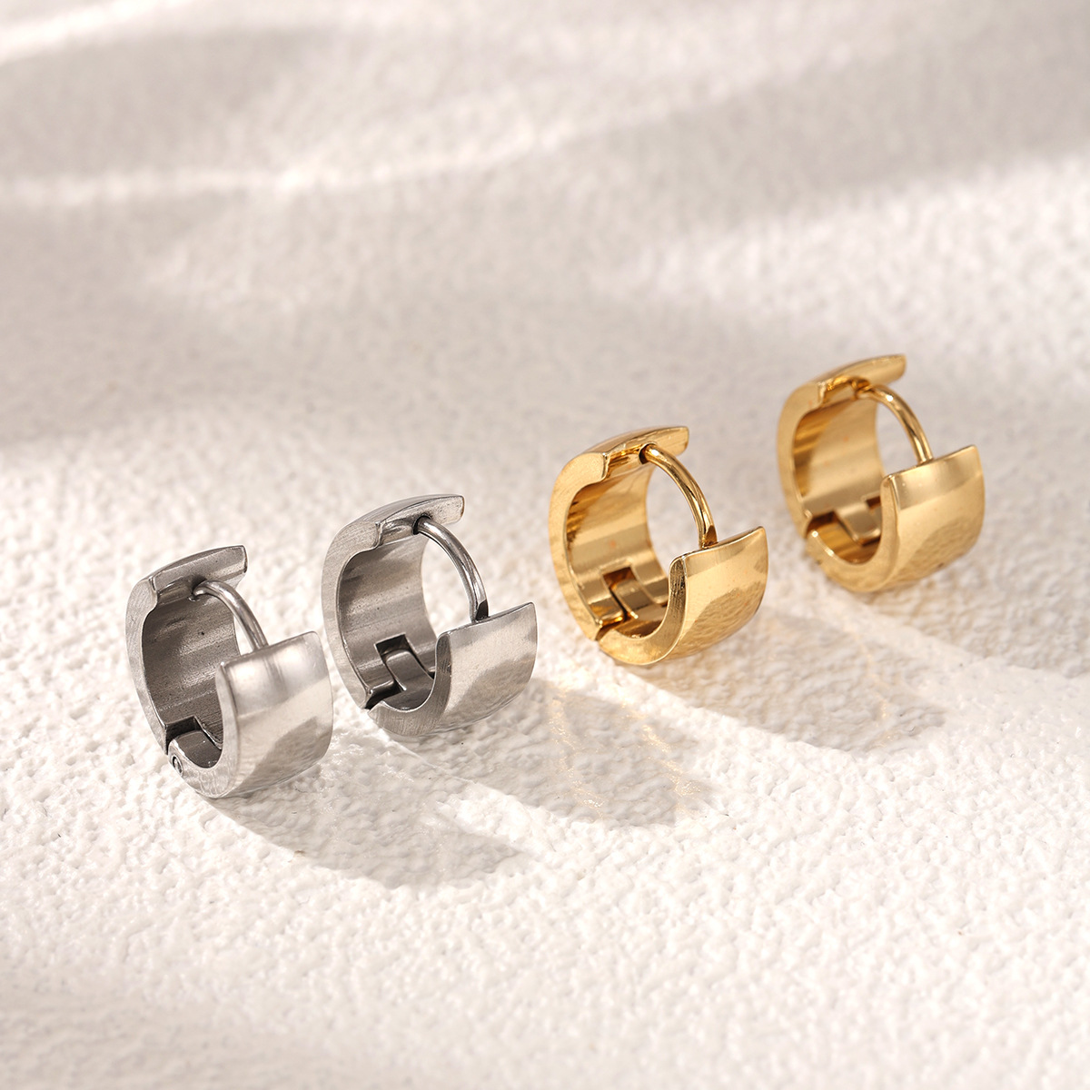 TENA estilo europeo y americano pendientes de acero inoxidable pernos de auriculares ligeros lujosos y brillantes básicos transfronterizos de venta caliente de acero de titanio para mujeres