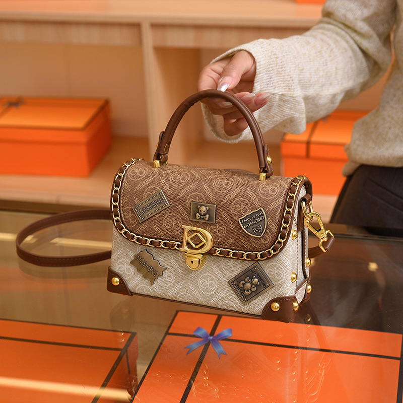 Live Supply neue 2023 Sommer neue europäische und amerikanische Retro-Abzeichen Damen-Umhängetasche tragbare Internet-Promi-Hot-Style-Damentasche_voghion.com