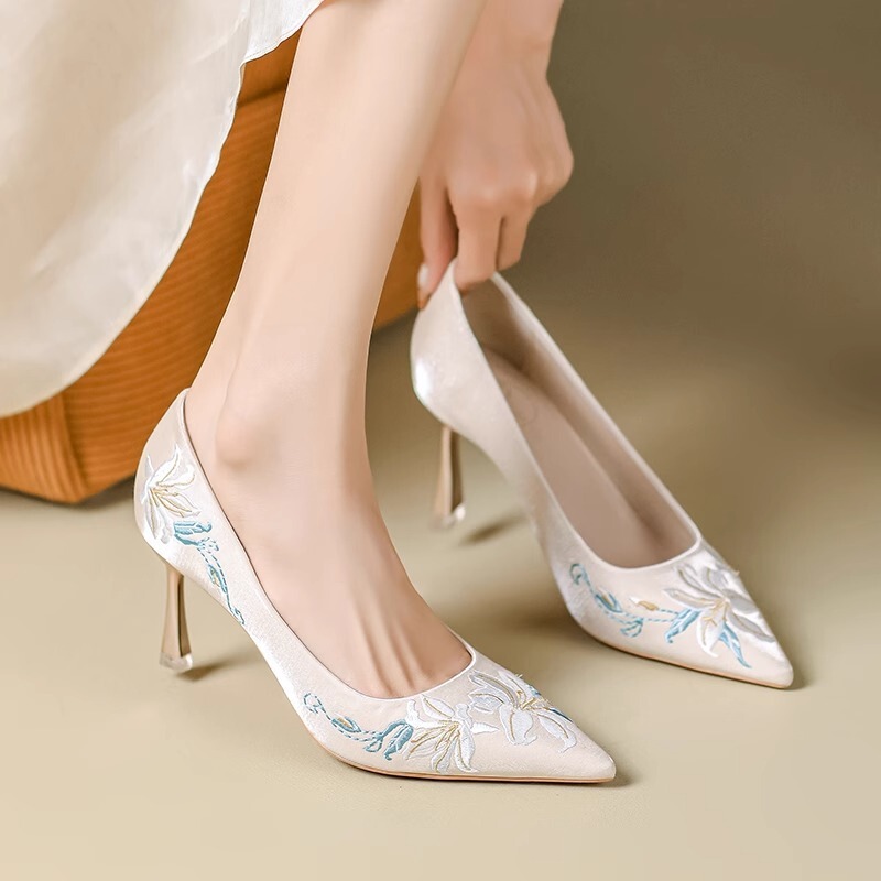 Chinese Style Embroidered Wedding Shoes Women's Stiletto High Heels Fashionable Shallow Mouth Pointed Tone with Wedding Dress Show Wooden Wedding Crystal Bridesmaid Shoes