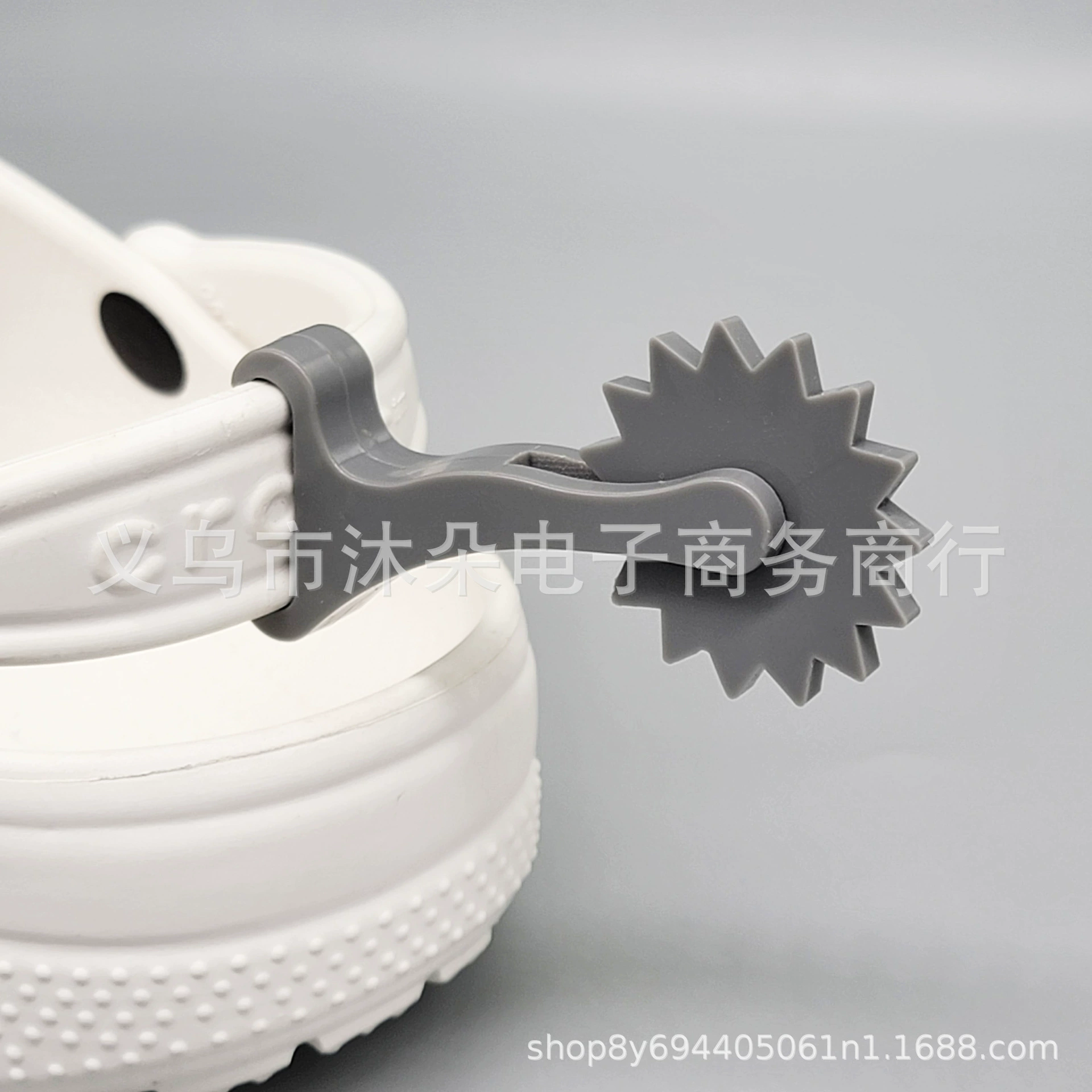 Новинка: Декоративный аксессуар для сабо — съемный кулон-плавник, застежка-украшение в виде плавника.