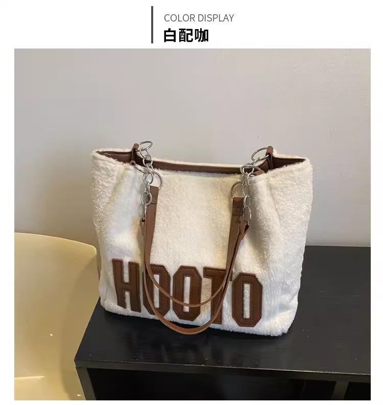 This 2023 new autumn and winter commuter bag with a large capacity of wool and fleece for women is fashionable and versatile. It is a single-shoulder tote bag with letters undefined