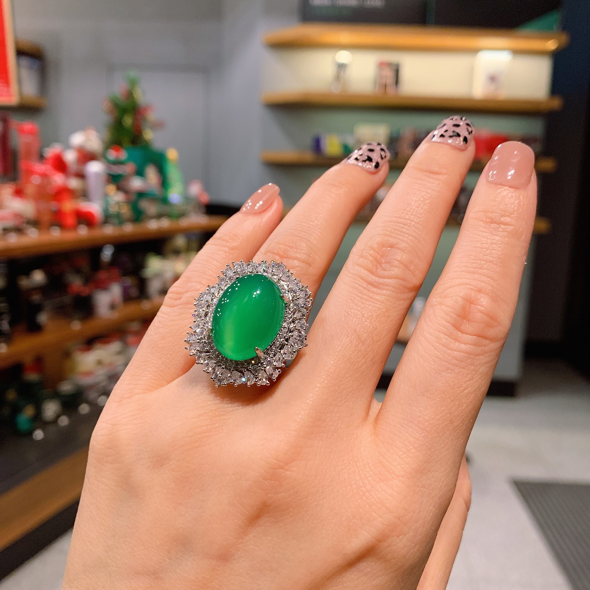 Zhuang Sheng joyería Venta caliente en forma de Dan verde Calcedonia superficie llana completo diamante con incrustaciones anillo colgante traje principal piedra 15*20