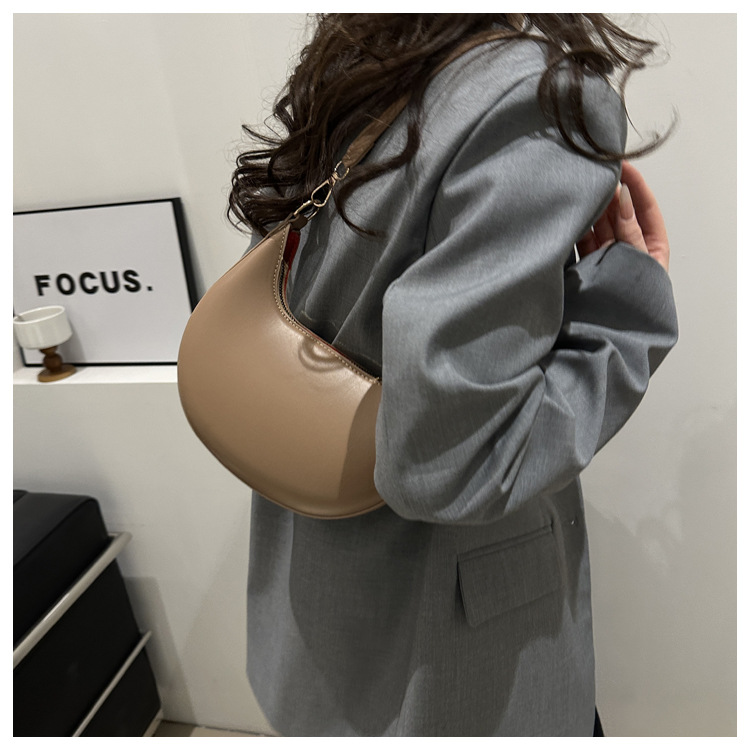 197g Weight Synthetic Leather Lining Material Sewing Thread Fashion Element Zipper Closure Type Single Shoulder Strap Strap Type Shoulder Bag Bags Type Daily Occasion Pu Leather Material Solid Color Pattern All Seasons Season Women's Gender Streetwear Style Square Shape Small Size Women's Small Pu Leather Solid Color Streetwear Sewing Thread Square Zipper Shoulder Bag 24