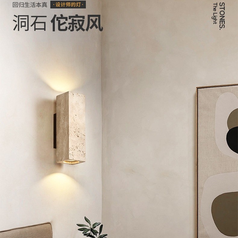 estilo japonés retro cabecera de cama agujero amarillo lámpara de pared de piedra silenciosa balcón sala de estar sofá TV pared de fondo escalera lámpara pasillo