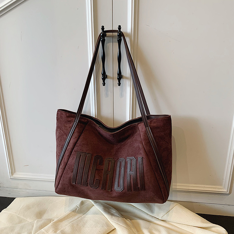 Casual de gran capacidad retro bolsas de seda de peluche mujeres 2025 nuevo estilo de transporte universal bolsas de hombro bolsas de estudiantes universitarios