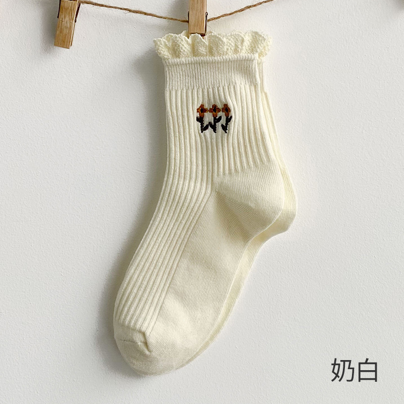 靴下の女性の木の耳元の花の刺繍の中筒の靴下の日本の甘いinsの潮の高い筒の靴下のカレーの色の復古風の卸売り|undefined