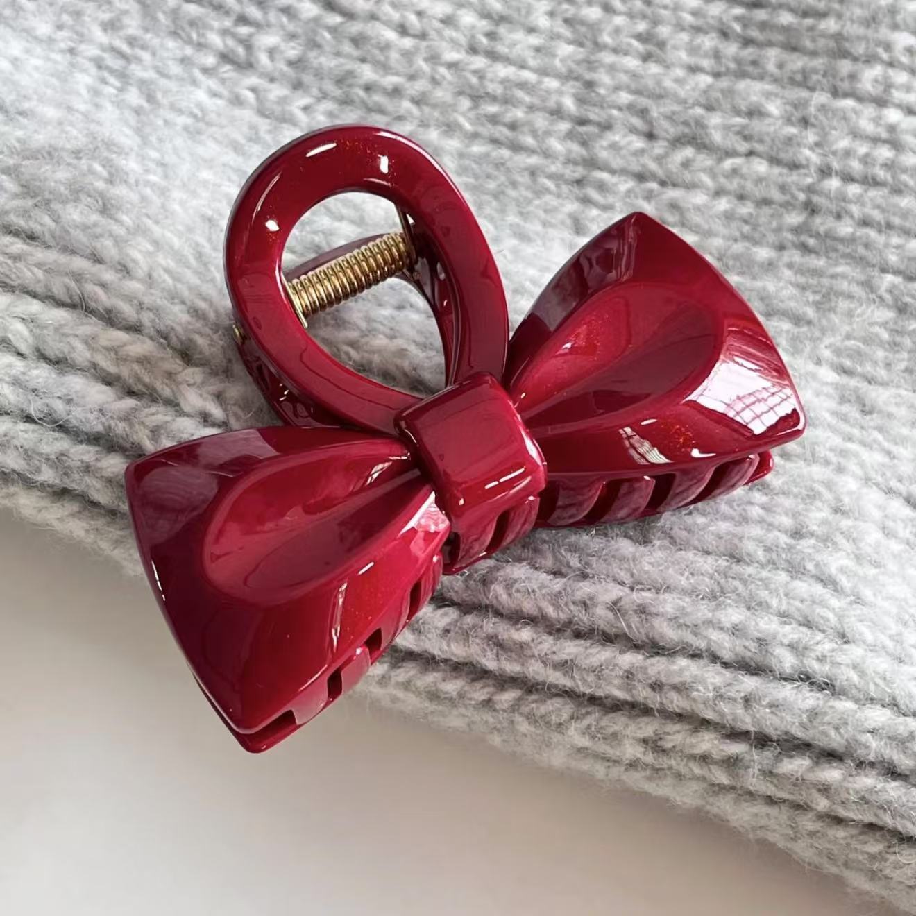 Red runaway princess bow
