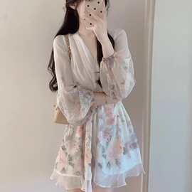 茶歇法式碎花v领连衣裙女夏季高级感温柔风气质绝美收腰a字短裙子