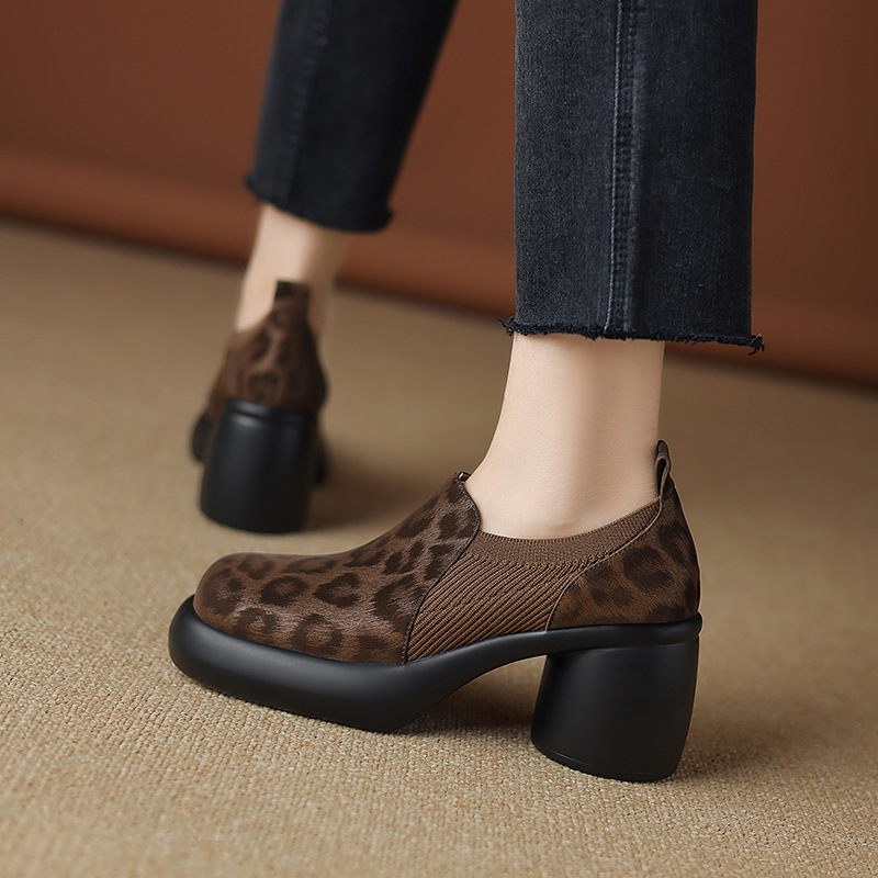 여성을위한 복고풍 스퀘어 토 레오파드 프린트 소가죽 두꺼운 굽 두꺼운 밑창 신발 2025 봄 새로운 딥 로퍼 슈즈는 매치하기 쉽습니다.