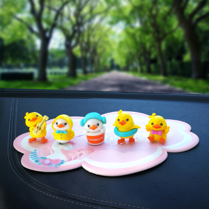 Nuevo adorno de coche creativo rojo neto dibujos animados pequeño pato amarillo adorno de coche consola central lindo lindo pato recto