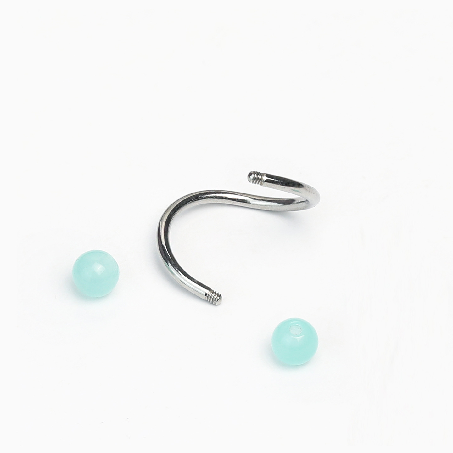 16G labret stud size and finish detail