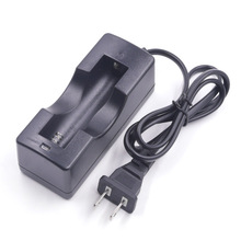 һ��18650�����β۳䏊�����Ͳ늳س����17670늳�3.7v�γ��Դ