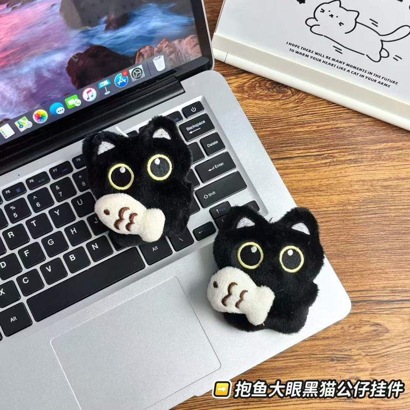 可爱呆萌抱小鱼大眼黑猫挂件毛绒玩偶情侣包挂件创意小黑猫钥匙扣|undefined