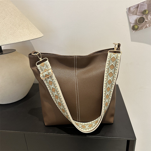 2024 New Women's Bag Internet Celebrity Light Luxury Original Single Shoulder Non-colliding Wide Shoulder Strap Crossbody Bag Work Bucket Bag