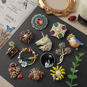 New fashion retro Baroque brooch female enamel plant animal pin accessories in stock wholesale one-piece delivery