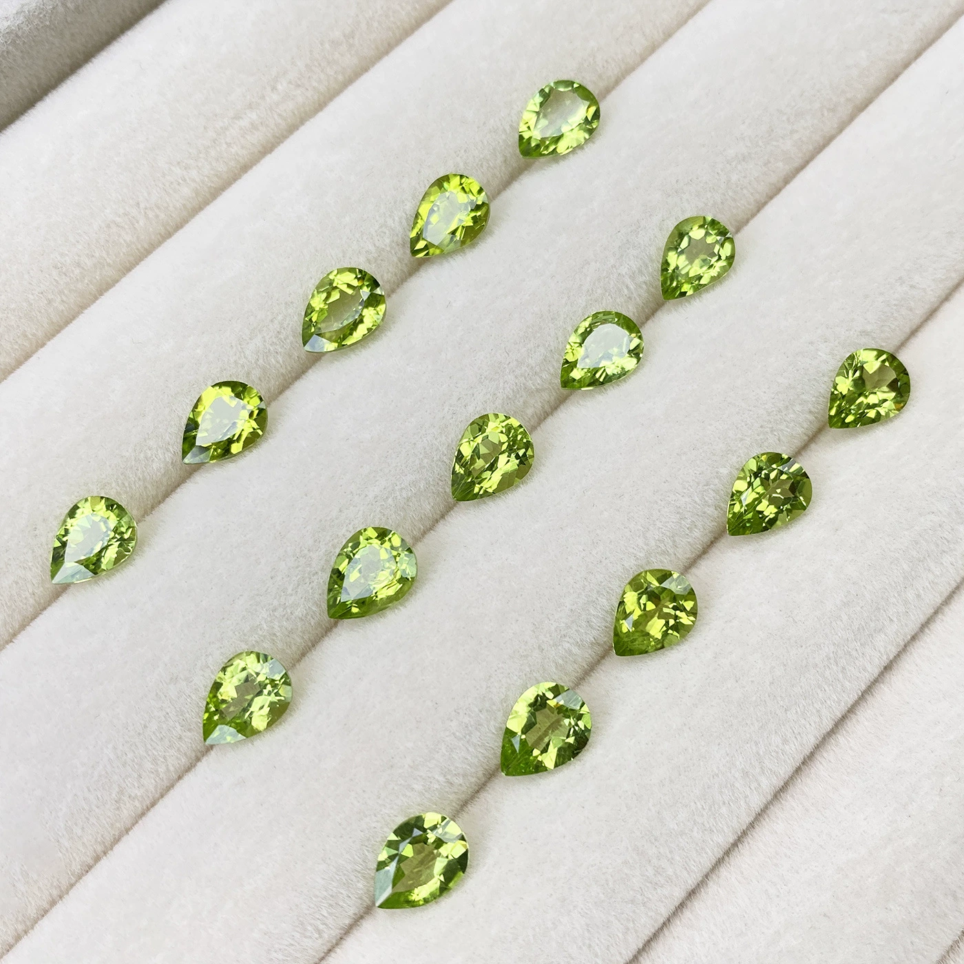 Перидот, необработанный камень, каплевидный кабошон для оправы колец, серег, подвесок и ювелирных изделий, прямые поставки с фабрики.