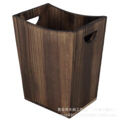 北欧は古い木の事務室の紙のかごのゴミ箱をします。