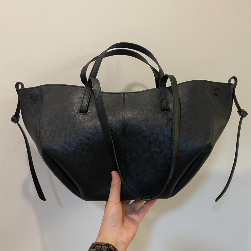 In-stock Cyme wing bag, French-style genuine leather tote bag, niche commuter handbag, crossbody bag for women, available for direct shipping In-stock Cyme wing bag, French-style genuine leather tote bag, niche commuter handbag, crossbody bag for women, available for direct shipping