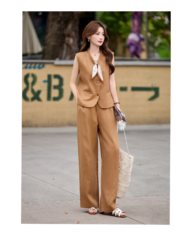 Bộ vest nữ gồm áo gile và quần tây ống đứng cạp cao — màu đen, màu cam, màu trắng ngà chi tiết 13