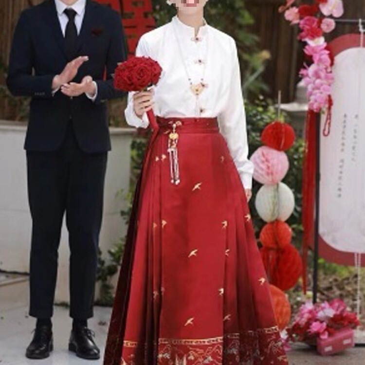 Traditional Chinese Style Red Mamian Skirt for Women, New Spring Model, New Chinese-Style Bridal Banquet Dress, Can Be Worn Casually as Hanfu Attire Traditional Chinese Style Red Mamian Skirt for Women, New Spring Model, New Chinese-Style Bridal Banquet Dress, Can Be Worn Casually as Hanfu Attire