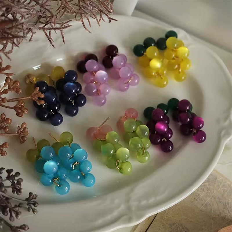 春夏のレトロなニッチなブドウの耳クリップ、ピアスなしの女性用、ニッチなデザイン、ハイエンドの気質、多用途のホワイトイヤリング|undefined