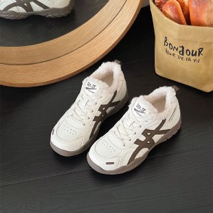 Aumentar la altura de los zapatos de entrenamiento de mujeres 2025, invierno nuevas zapatillas casuales con camisa gruesa, zapatos para padres y mujeres.