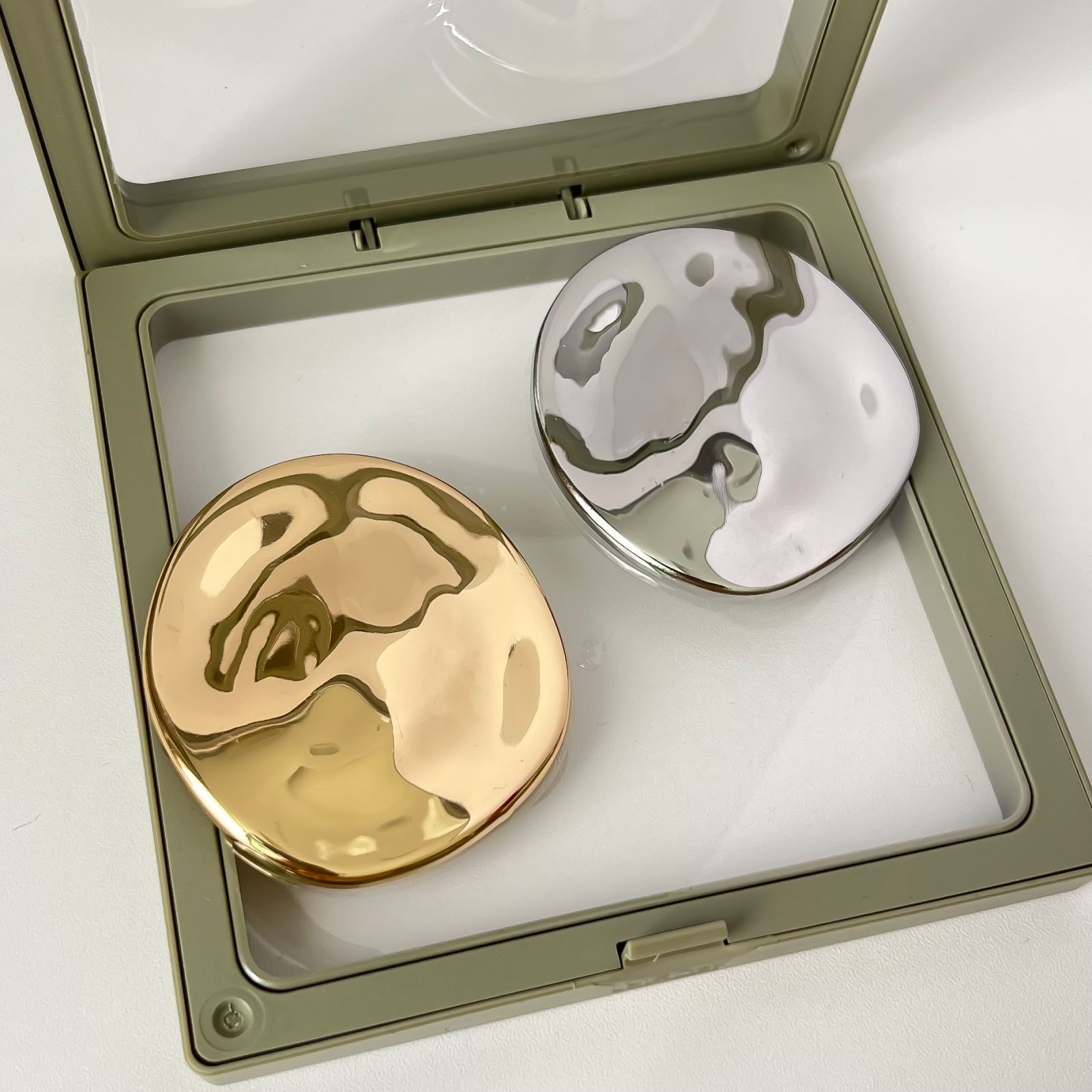 Broche elegante con efecto ondulado en acero de titanio_voghion.com