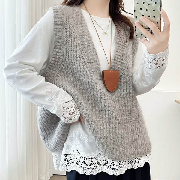 White long T-shirt with a round collar