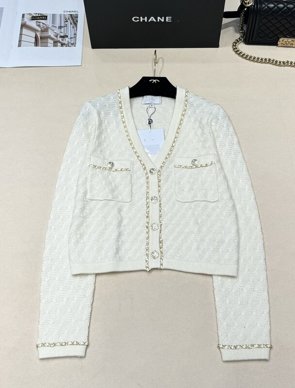CH Homeのハイバージョン25の新しいラウンドネックカーディガンは、首元にゴールドのチェーンが装飾されており、女性を賢く補正する短いデザインです。|undefined