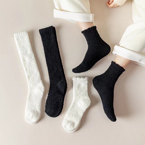 Non-shedding solid-color coral fleece calf socks for women; long stockings with extra fleece lining, thickened and warm; black and white winter knee-high socks.