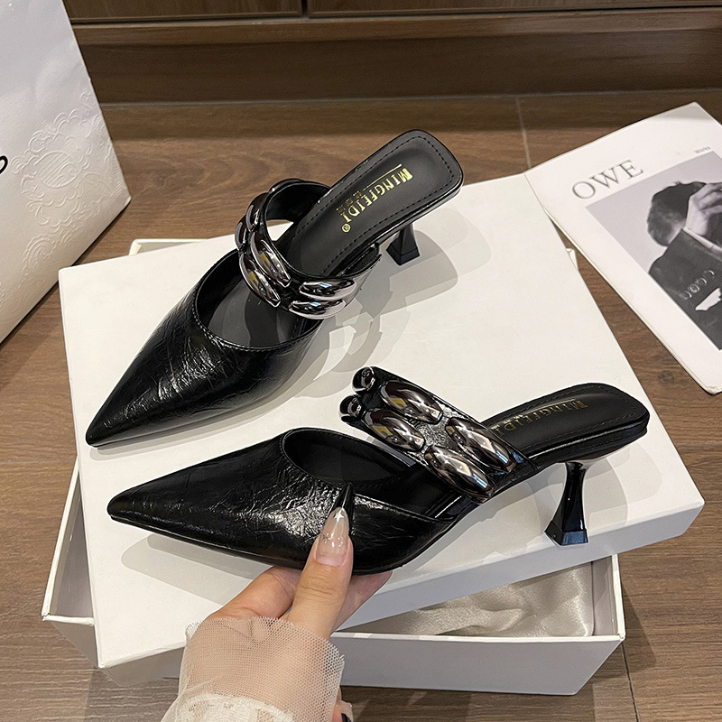 2026 nuevo estilo de moda de punta punta de cabeza media zapatillas de mujer de verano versátil tacones delgados zapatillas de tacones altos un cinturón
