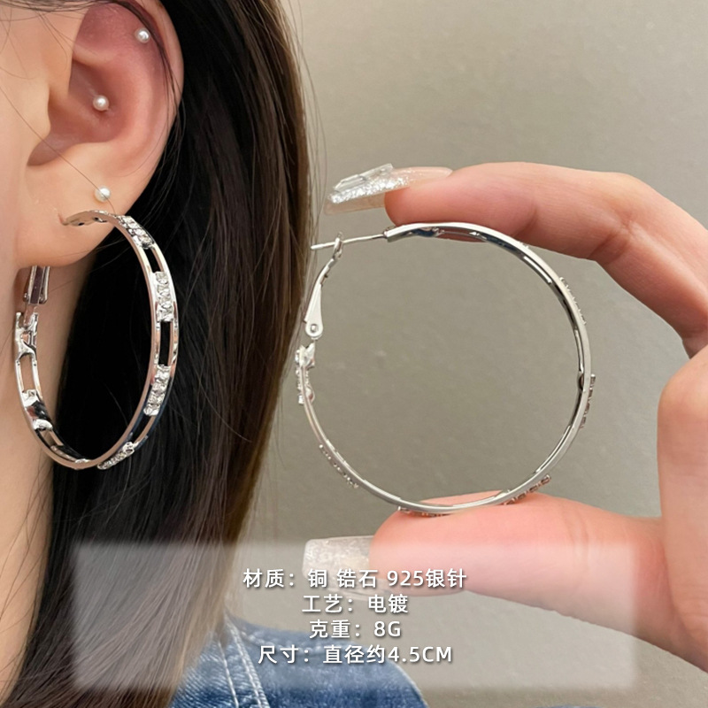 2025 nuevo estilo verano de moda anillo plateado círculo negro círculo fino temperamento europeo y americano aretes dorados de todo fósforo