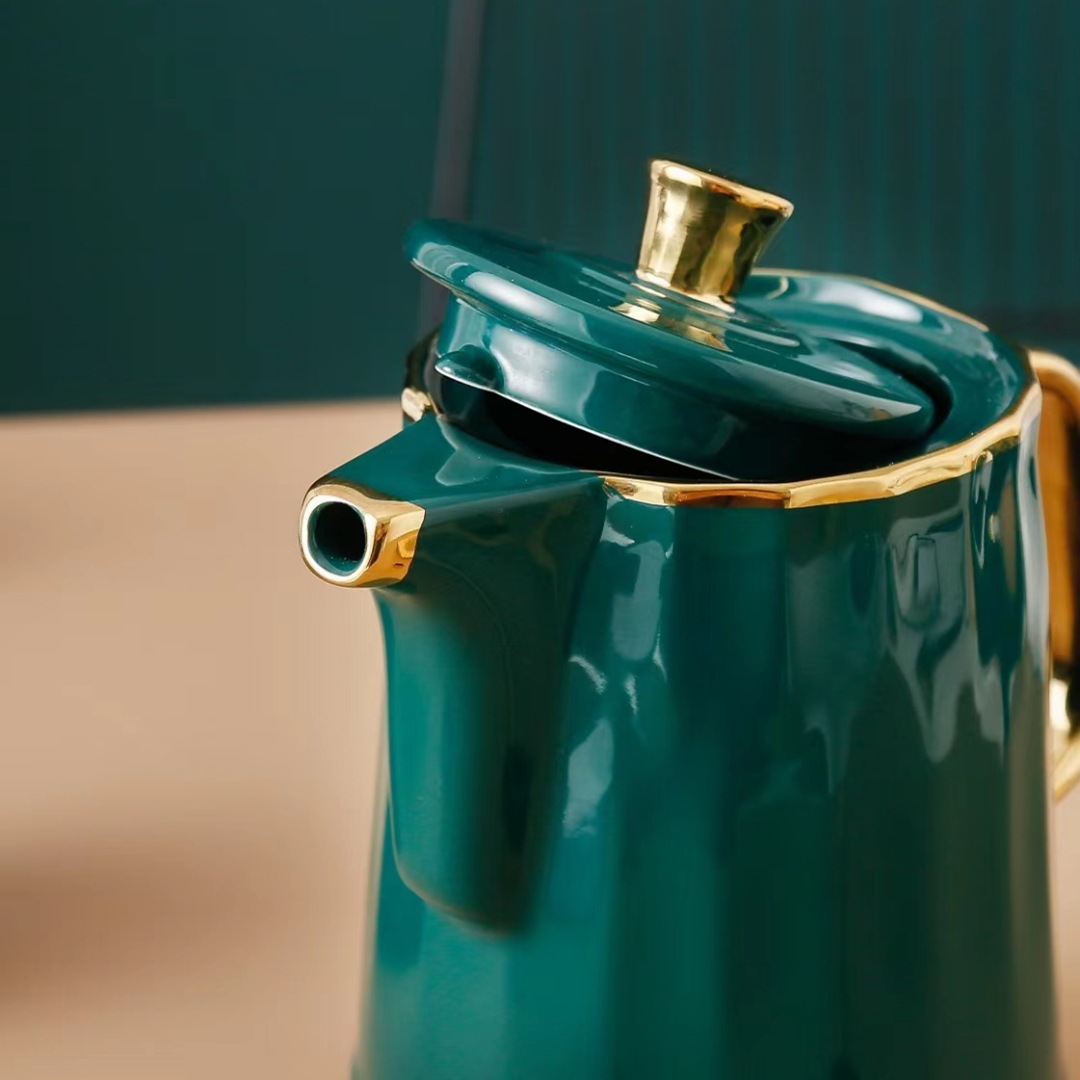 Estilo nórdico botella de agua fría traje de cerámica taza del hogar combinación chapado en oro flor tetera conjunto de agua regalo taza de color sólido