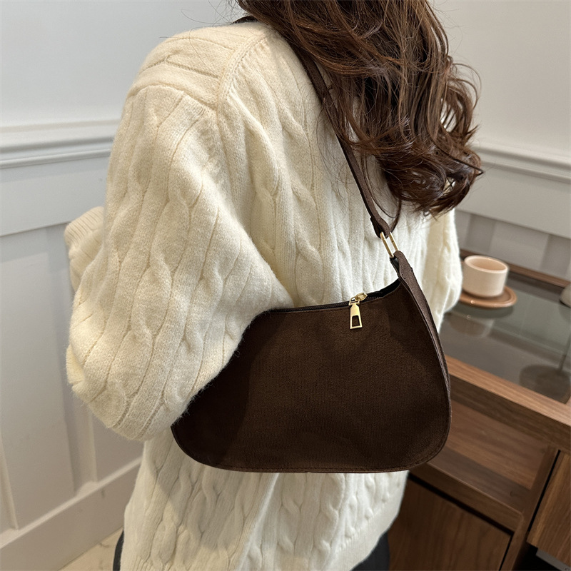 2024 invierno nuevo estilo de nicho de estilo retrógrado diseño de alto valor de la personalidad portátil de hombro de moda casual bolsas axilales