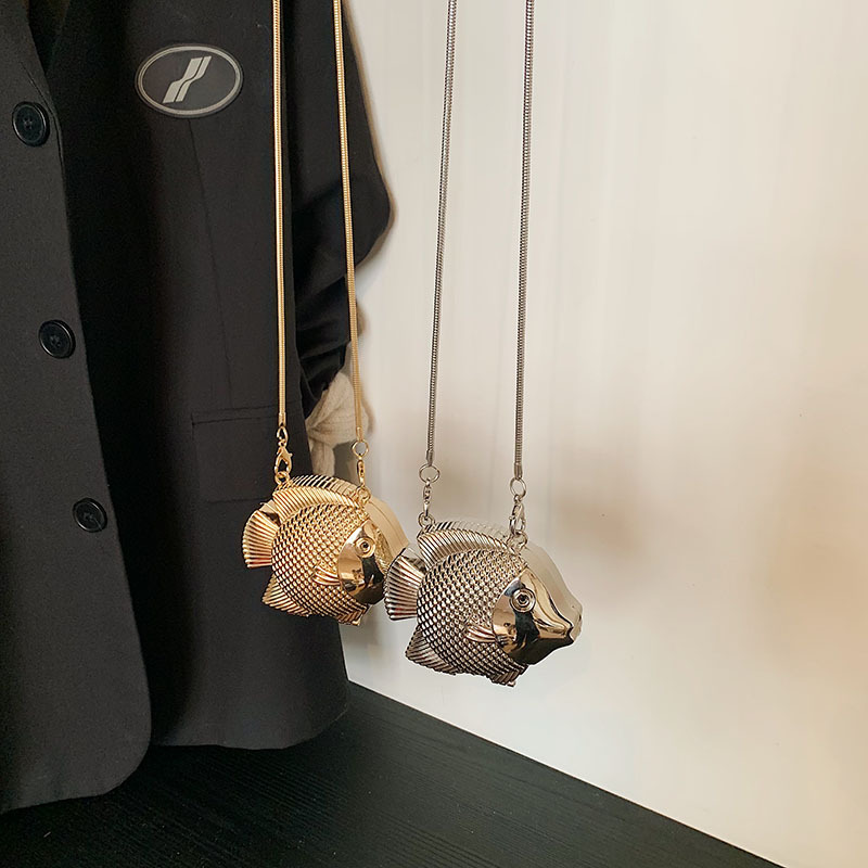 Personalidad elegante de metal en forma de pescado bolso 2025 nuevo dulce lindo extraño hombro mini bolso de lápiz labial de moda